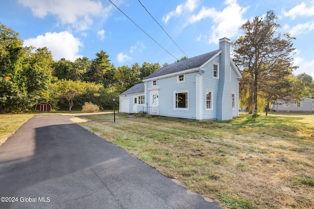 view of front of house featuring a front yard