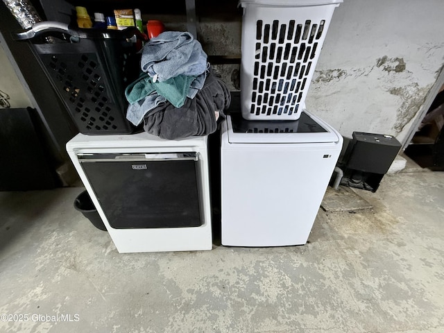 washroom featuring washer and clothes dryer