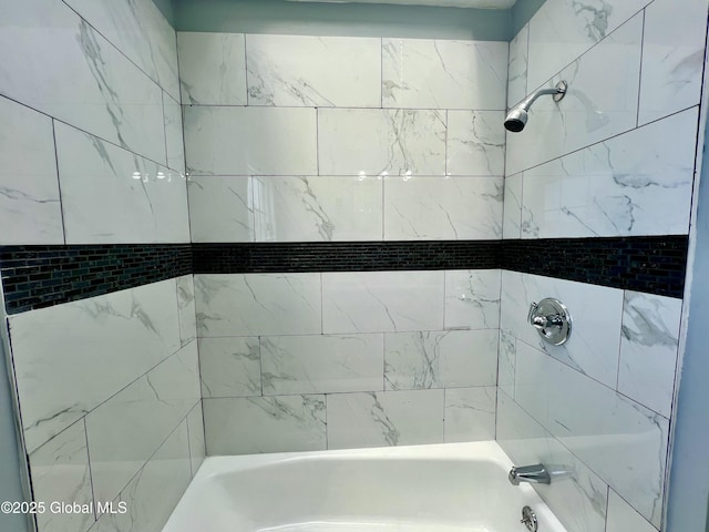 bathroom featuring tiled shower / bath combo