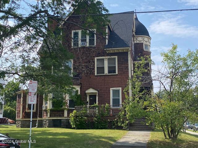 view of front of house featuring a front lawn