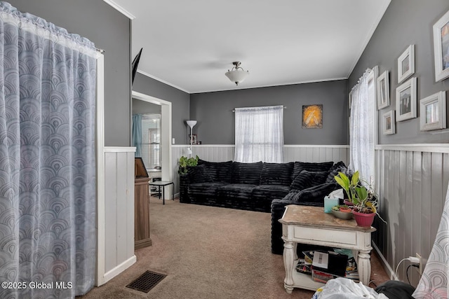 living room featuring crown molding and carpet