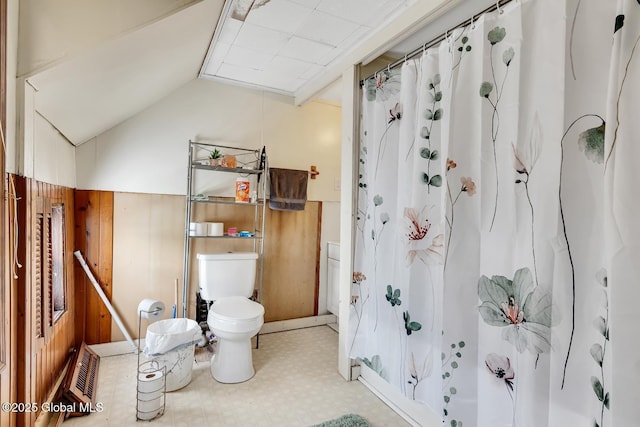 bathroom featuring a shower with curtain, vaulted ceiling, and toilet