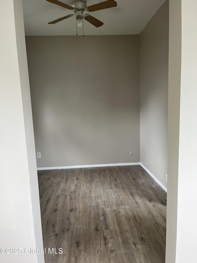 unfurnished room with dark wood-type flooring and ceiling fan