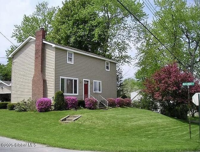 view of front facade with a front yard