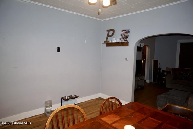 dining area with wood-type flooring, ceiling fan, and crown molding