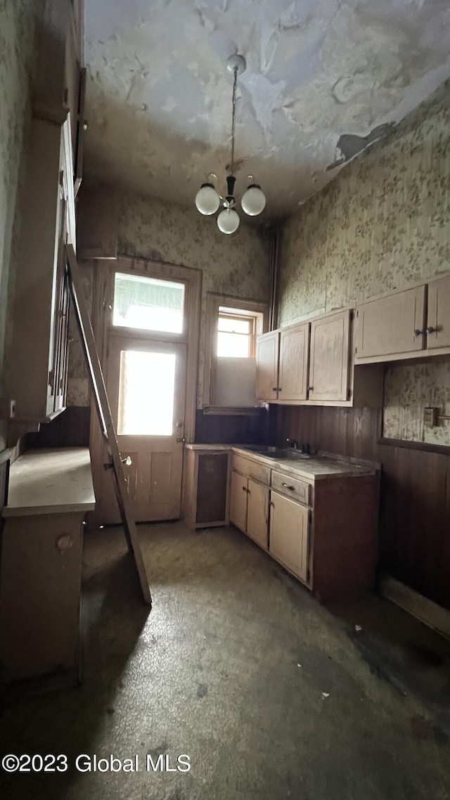 kitchen featuring an inviting chandelier, sink, and cream cabinets