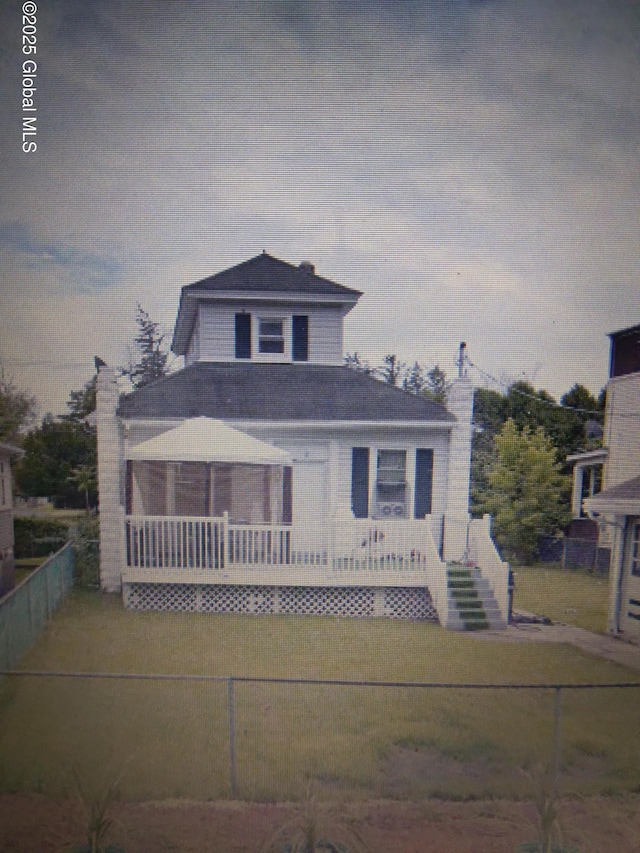 view of front facade with a front yard