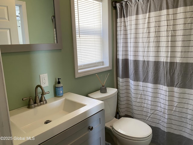 full bathroom with toilet, curtained shower, and vanity