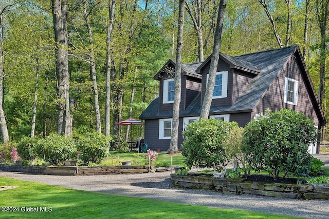 exterior space featuring a front yard