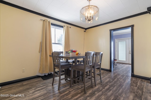 dining room featuring crown molding, dark hardwood / wood-style floors, and a notable chandelier