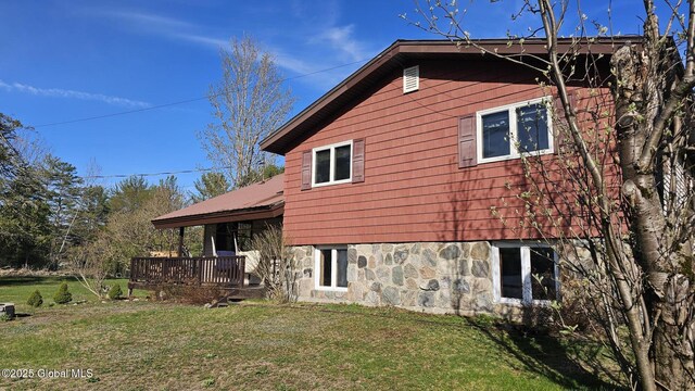view of side of property featuring a yard