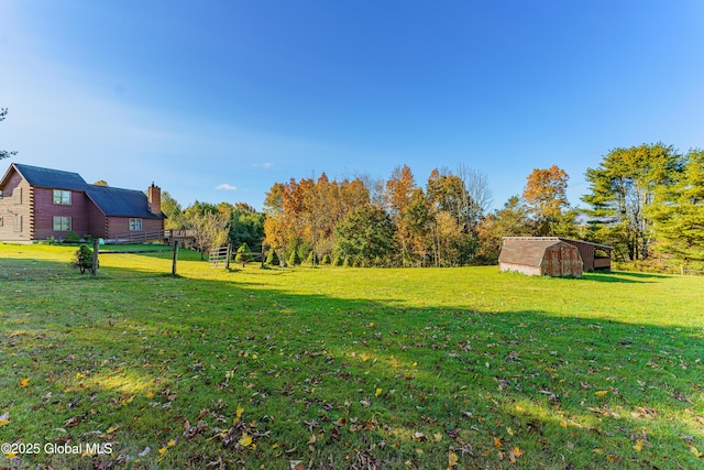 view of yard featuring a shed