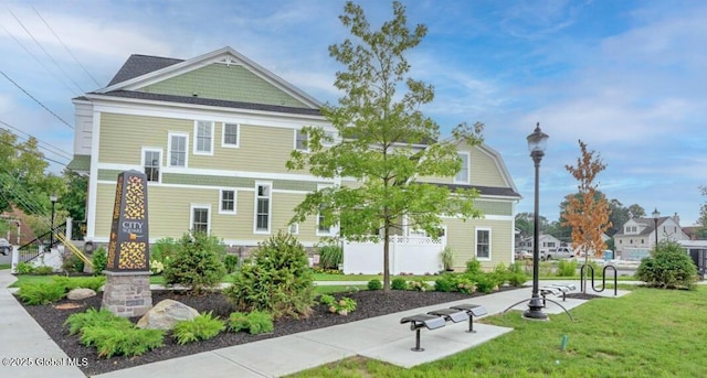 view of front of house featuring a front yard