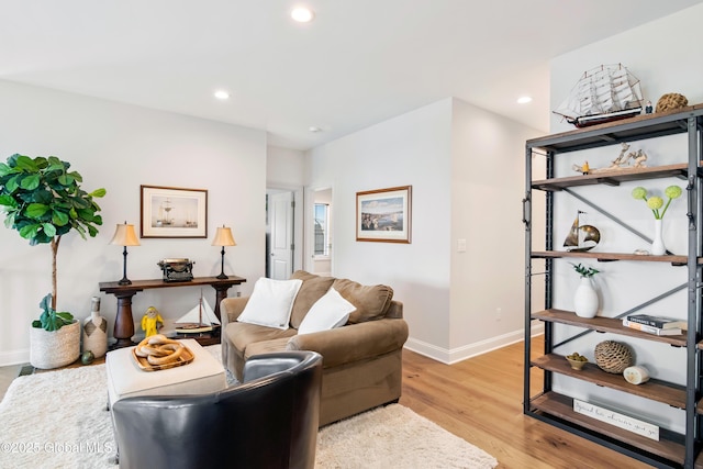 living area featuring light wood-type flooring, baseboards, and recessed lighting