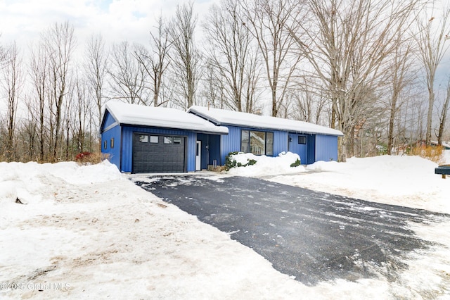 view of front facade with a garage