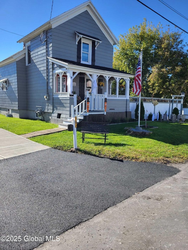 view of front of house featuring a front yard