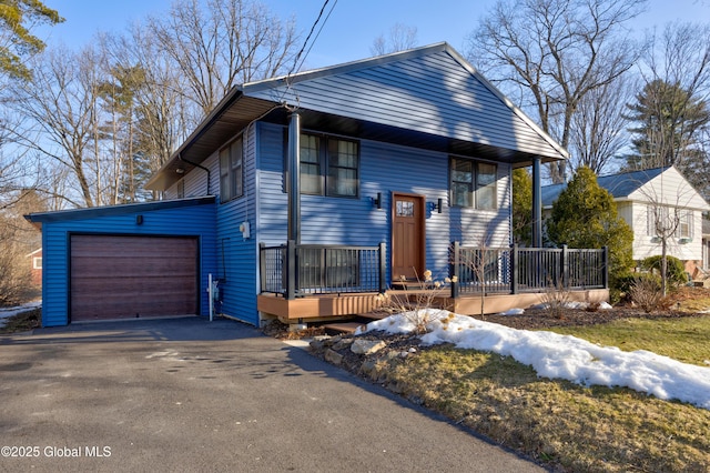 view of front facade with a garage and driveway