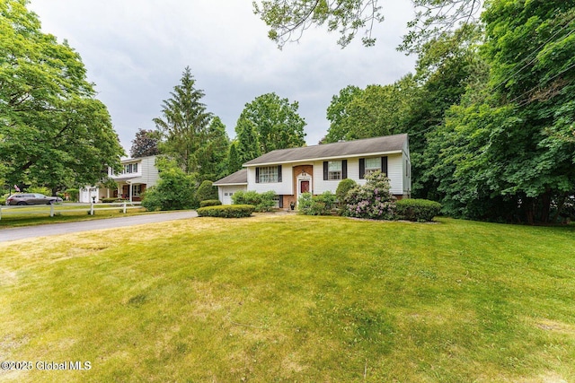 bi-level home featuring a front yard