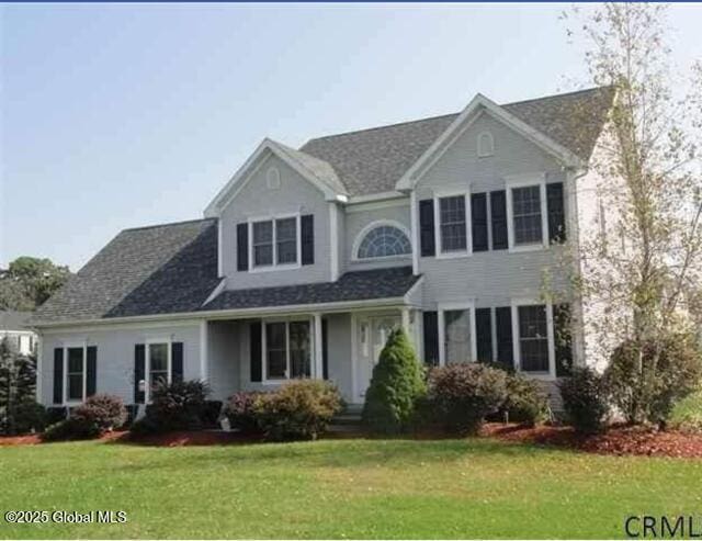 view of front facade featuring a front yard