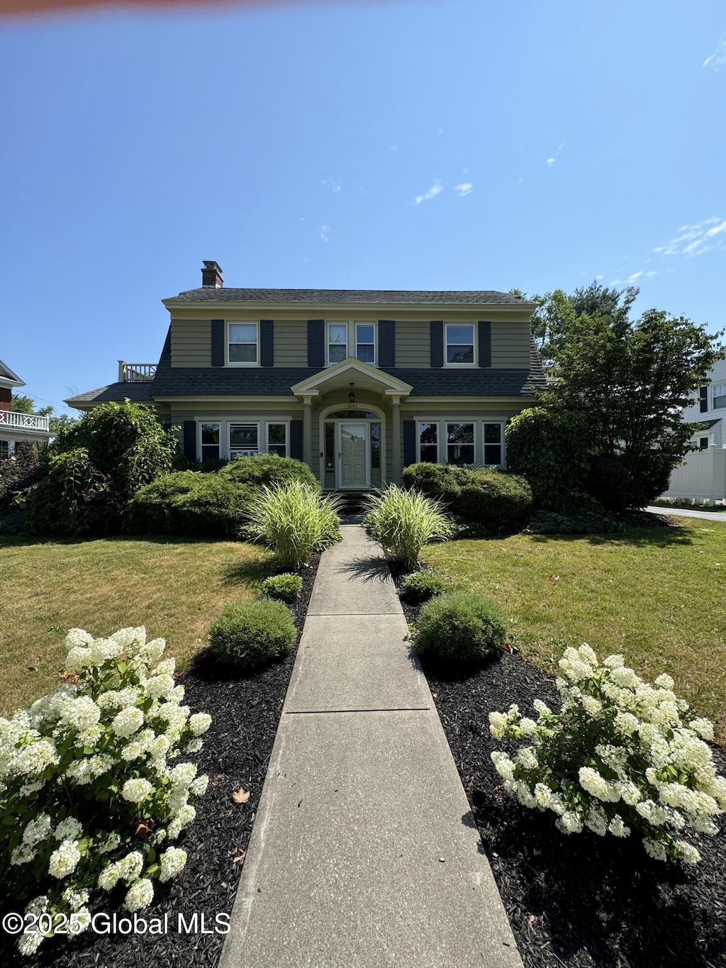 view of front of house featuring a front lawn