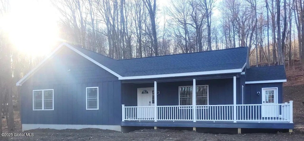 ranch-style house with covered porch