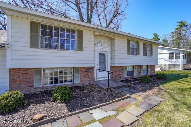 4 Iroquois Dr, Saratoga Springs, NY 12866 - raised ranch with a front yard and brick siding