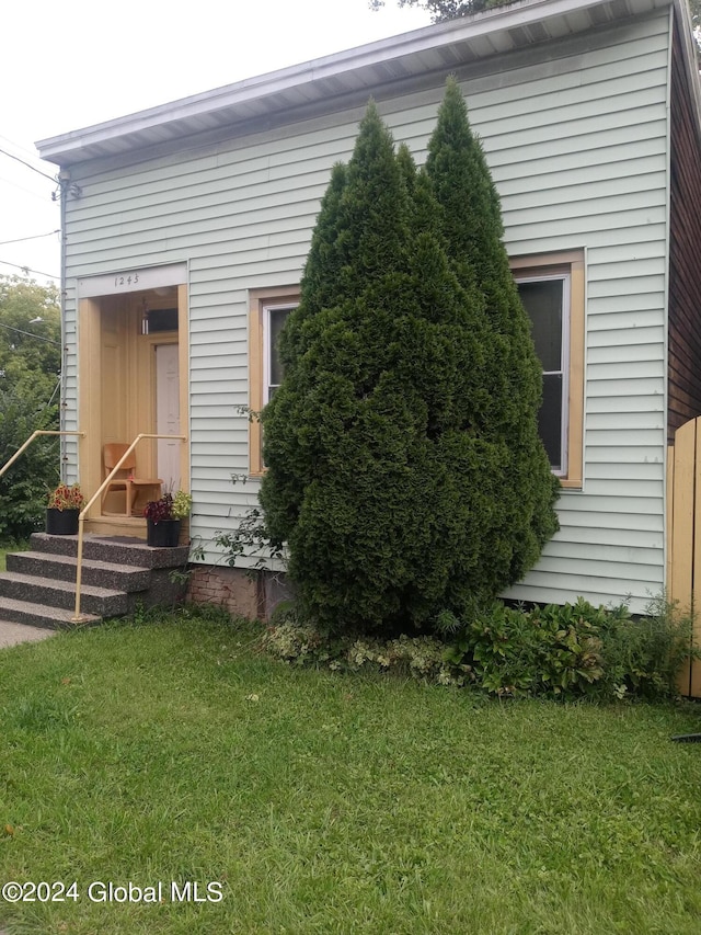 view of front of house featuring a front yard