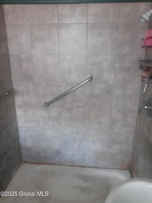 bathroom with a tile shower