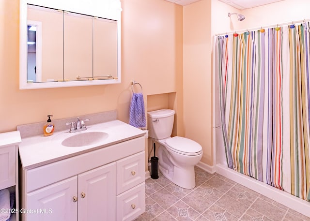 full bathroom with toilet, curtained shower, and vanity