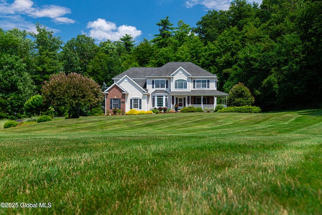 colonial house featuring a front yard