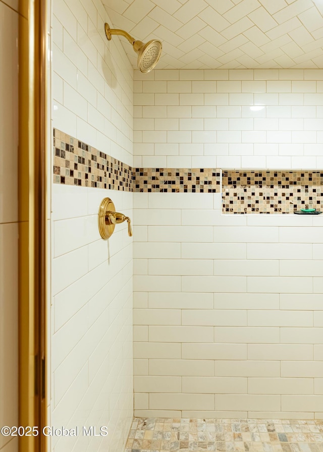 details featuring a tile shower