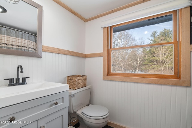 full bath with curtained shower, crown molding, vanity, and toilet