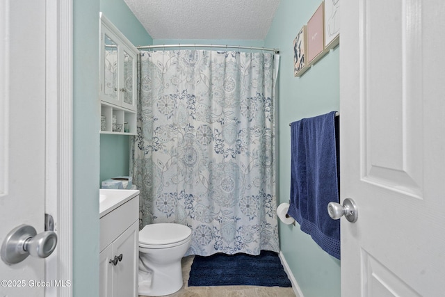 full bath with toilet, a shower with curtain, a textured ceiling, and vanity