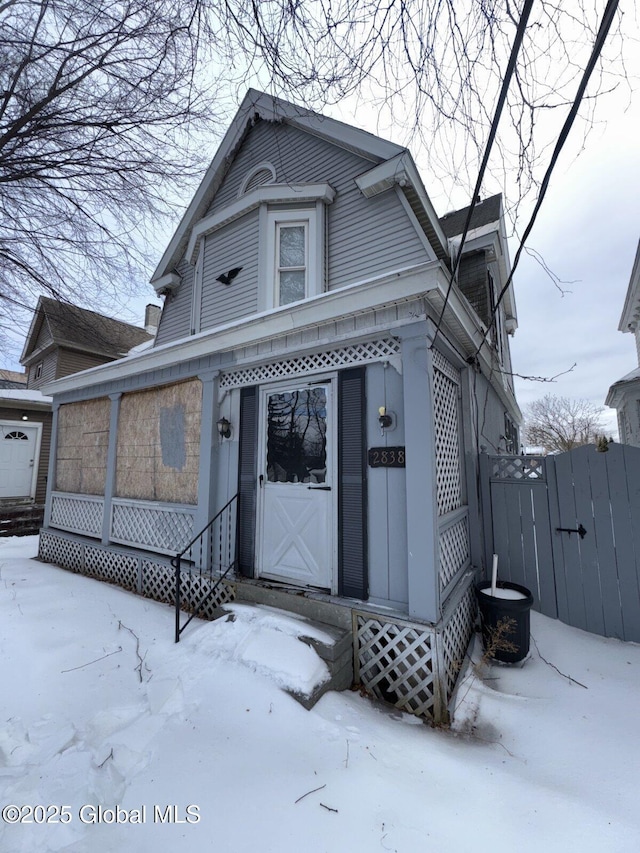 view of front facade with entry steps and fence