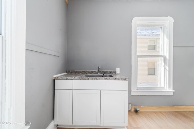 bathroom featuring a sink