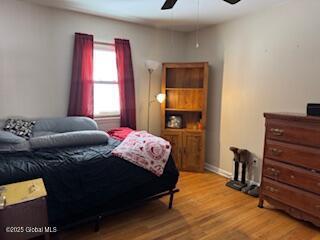 bedroom featuring light wood-style floors and a ceiling fan