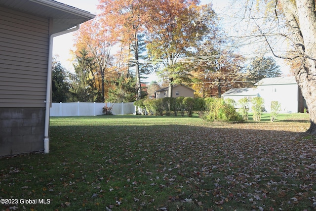 view of yard featuring fence