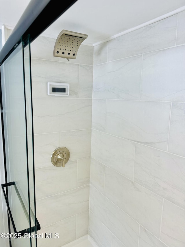 bathroom featuring tiled shower