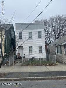 view of front of house featuring a fenced front yard