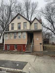 view of front of home with driveway