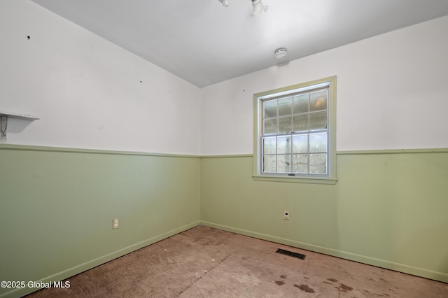 spare room featuring visible vents and baseboards