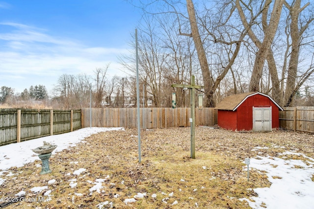 view of yard featuring an outdoor structure, a storage unit, and a fenced backyard