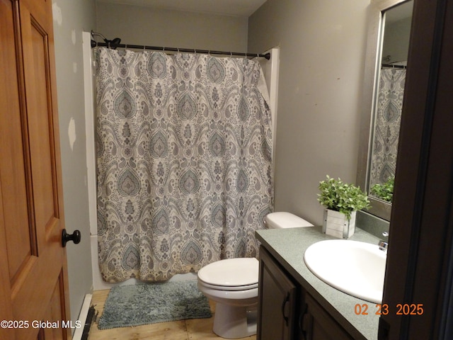 full bath with a shower with shower curtain, vanity, and toilet