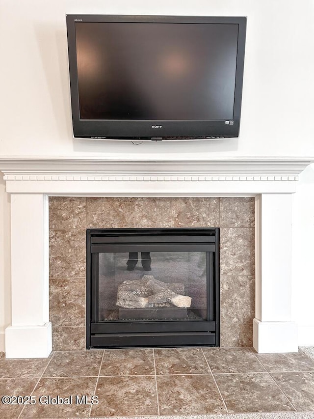 room details featuring a fireplace