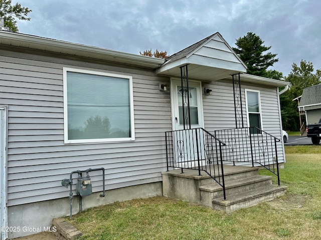 view of front of home with a front yard