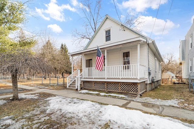 view of front of property with covered porch and fence