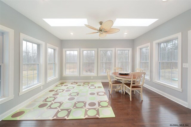 sunroom / solarium featuring a skylight and a ceiling fan