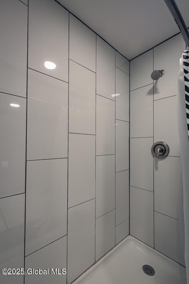 full bathroom with tiled shower