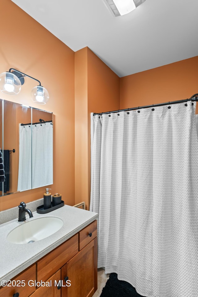 full bath with visible vents, a shower with shower curtain, and vanity