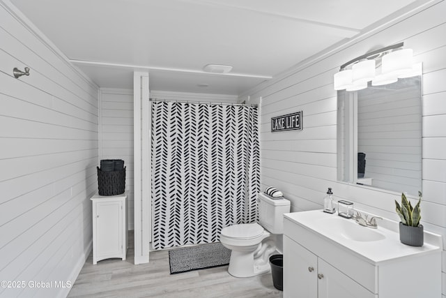 full bathroom with toilet, curtained shower, wood finished floors, and vanity